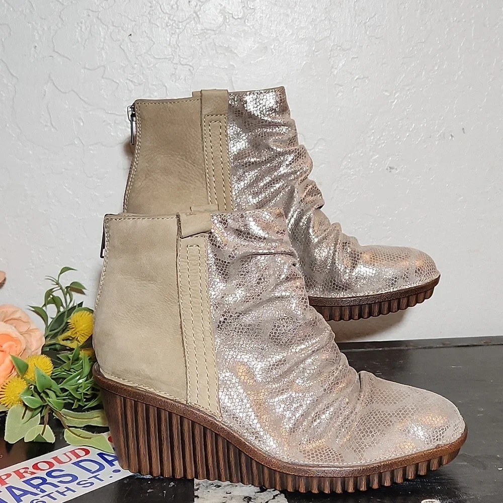 BIONICA Womens Destiney Stone Gold Reptile Embossed Wedge 8.5M Nwot